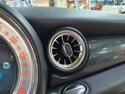 BMW 미니쿠퍼 2세대 R56 순정엠비언트 라이트 연동 송풍구 엠비언트 장착으로 차량에 실내갬성마력을 1000마력 상승시켜 드렸습니다.~~~^^ / 서울 도봉구