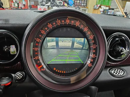 BMW 미니쿠퍼 R55 클럽맨 기존 고장나버린 인터페이스 제거후 신품으로 교환하여 후진시 후방카메라 기능을 살려드렸습니다.~~~^^ / 서울 도봉구