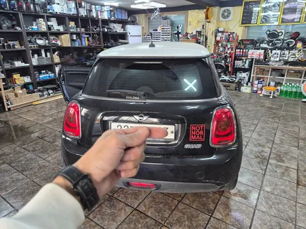 BMW 미니쿠퍼 F56 수명이 다한 AGM 메인 배터리를 신품으로 교환하여 차량에 전력 컨디션을 회복시켜 드렸습니다.~~~^^ / 서울 도봉구