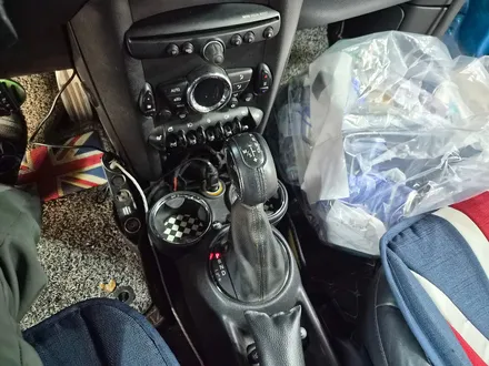BMW 미니쿠퍼 R56 가져오신 F바디 기어봉을 이식튜닝하여 차량에 감성마력을 살려드렸습니다.~~~^^ / 서울 도봉구