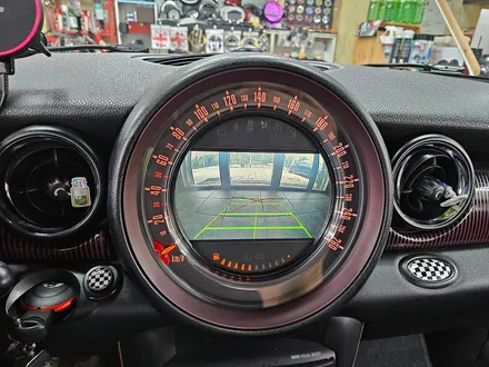 BMW 미니쿠퍼 R55 클럽맨 기존 고장나버린 인터페이스 제거후 신품으로 교환하여 후진시 후방카메라 기능을 살려드렸습니다.~~~^^ / 서울 도봉구