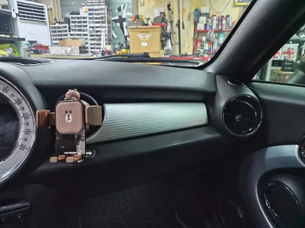 BMW 미니쿠퍼 R58 쿠페 브레이크등 오일교환과 함께 순정연동 풋등 송풍구 엠비언트 라이트 튜닝과 순정리모컨 수신거리연장등 차량을 갬성마력으로 무장시켜 드렸습니다.~~~^^ / 서울 도봉구