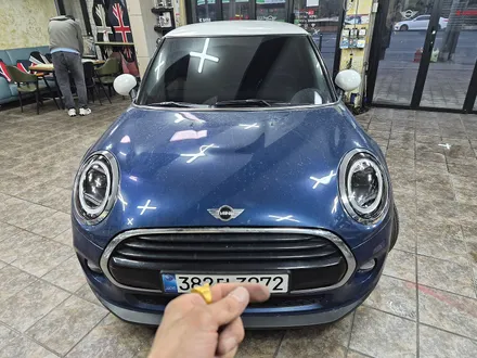BMW 미니쿠퍼 F56 차주분이 가져오신 미니전용 애프터 마켓 헤드라이트를 모두 교환하여 깜찍이 민휘로 탄생 되었습니다.~~~^^ / 서울 도봉구