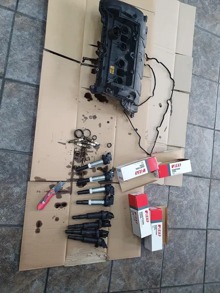 BMW 미니쿠퍼 R55 클럽맨 엔진헤드 로커암 커버 가스켓 파손으로 누유가 심한 상태를 커버 앗세이 교환등 소모품 코일 점화플러그 엔진오일 전체 점검으로 차량에 컨디션을 UP~~~ / 서울 도봉구