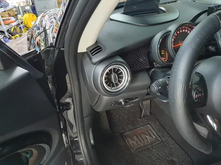 BMW 미니쿠퍼 3세대 F56 골드잭 미러커버 장착과 함께 순정연동 송풍구 엠비언트 라이트 장착으로 실내분의기를 확 변신시켜 드렸습니다.~~~^^ / 서울 도봉구