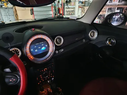 BMW 미니쿠퍼 2세대 R56 순정엠비언트 라이트 연동 송풍구 엠비언트 장착으로 차량에 실내갬성마력을 1000마력 상승시켜 드렸습니다.~~~^^ / 서울 도봉구