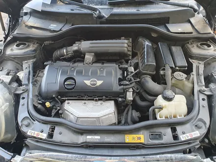 BMW 미니쿠퍼 R55 클럽맨 엔진헤드 로커암 커버 가스켓 파손으로 누유가 심한 상태를 커버 앗세이 교환등 소모품 코일 점화플러그 엔진오일 전체 점검으로 차량에 컨디션을 UP~~~ / 서울 도봉구