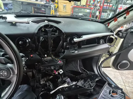 BMW 미니쿠퍼 R58 쿠페 브레이크등 오일교환과 함께 순정연동 풋등 송풍구 엠비언트 라이트 튜닝과 순정리모컨 수신거리연장등 차량을 갬성마력으로 무장시켜 드렸습니다.~~~^^ / 서울 도봉구