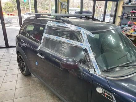 BMW 미니쿠퍼 R55 클럽맨 독일에서 파손된 윈도우유리 부품와서 장기입원 환자 퇴원준비중 입니다.~~~^^ / 서울 도봉구