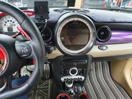BMW 미니쿠퍼 R55 클럽맨 기존 고장난 사제비부를 모두 탈거하고 카플레이가 지원되는 비부로 교환하여 스트레스를 해방시켜 드렸습니다.~~~^^ / 서울 도봉구