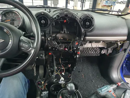 BMW 미니쿠퍼 R60 컨트리맨 기존 답답한 아이나비를 모두 탈거하고 편리한 아이폰 카플레이 장착으로 모든 스트레스를 해방시켜 드렸습니다.~~^^ / 서울 도봉구