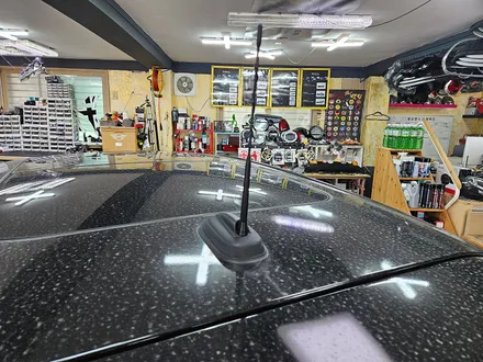 BMW 미니쿠퍼 F55 세차시 문제되는 루프 안테나를 순정정품 LED 샤크안테나로 교환하여 드렸습니다.~~~~~~^^ / 서울 도봉구