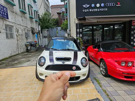 BMW 미니쿠퍼 R55 클럽맨 기존 고장나버린 인터페이스 제거후 신품으로 교환하여 후진시 후방카메라 기능을 살려드렸습니다.~~~^^ / 서울 도봉구