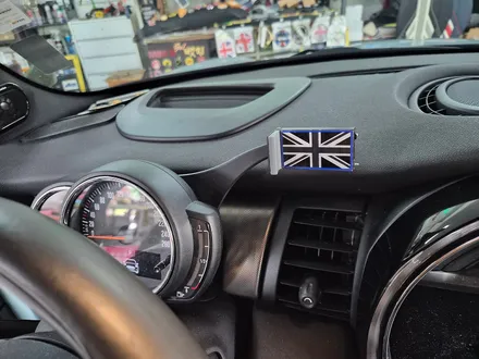 BMW 미니쿠퍼 F56 파손된 거치대 교환과 블랙박스 수명이 다한 배터리를 교환하여 차량에 컨디션을 살려드렸습니다.~~~^^ / 서울 도봉구