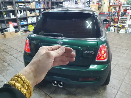 BMW 미니쿠퍼 2세대 R56 전기 전장 먹통현상 손상된 FRM 모듈을 교환후 인코딩후 모두 정상적으로 살려드렸으며 JCW 레드와인 카본 머플러팁 장착으로  포인트를 주었습니다. / 서울 도봉구