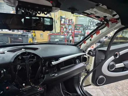 BMW 미니쿠퍼 R58 쿠페 브레이크등 오일교환과 함께 순정연동 풋등 송풍구 엠비언트 라이트 튜닝과 순정리모컨 수신거리연장등 차량을 갬성마력으로 무장시켜 드렸습니다.~~~^^ / 서울 도봉구
