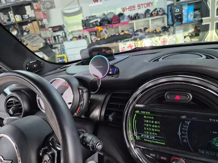 BMW 미니쿠퍼 F56 파손된 거치대 교환과 블랙박스 수명이 다한 배터리를 교환하여 차량에 컨디션을 살려드렸습니다.~~~^^ / 서울 도봉구