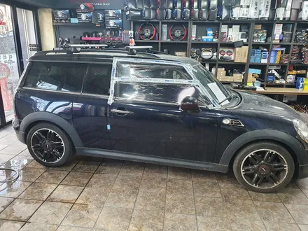 BMW 미니쿠퍼 R55 클럽맨 엔진헤드 로커암 커버 가스켓 파손으로 누유가 심한 상태를 커버 앗세이 교환등 소모품 코일 점화플러그 엔진오일 전체 점검으로 차량에 컨디션을 UP~~~ / 서울 도봉구