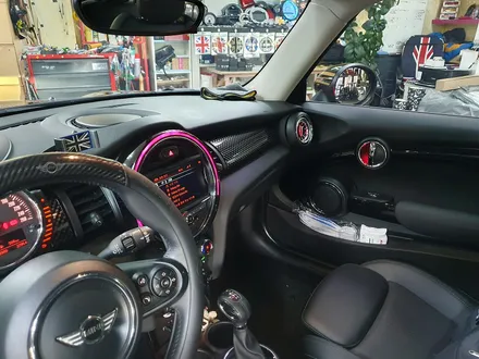 BMW 미니쿠퍼 3세대 F56 골드잭 미러커버 장착과 함께 순정연동 송풍구 엠비언트 라이트 장착으로 실내분의기를 확 변신시켜 드렸습니다.~~~^^ / 서울 도봉구