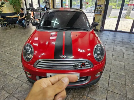BMW 미니쿠퍼 F54 클럽맨 차량들에 고질병 브레이크등 경고등을 모두 말끔히 수리 해결해드리고 R58 쿠페 차주분이 가져오신 하이글로시 마감재를 모두 교환하여 말끔히.ㅎㅎ / 서울 도봉구