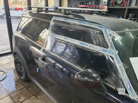 BMW 미니쿠퍼 R55 클럽맨 엔진헤드 로커암 커버 가스켓 파손으로 누유가 심한 상태를 커버 앗세이 교환등 소모품 코일 점화플러그 엔진오일 전체 점검으로 차량에 컨디션을 UP~~~ / 서울 도봉구