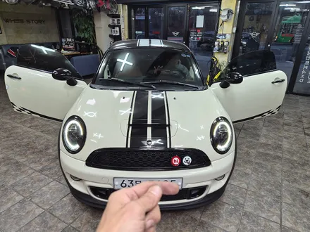 BMW 미니쿠퍼 R58 쿠페 브레이크등 오일교환과 함께 순정연동 풋등 송풍구 엠비언트 라이트 튜닝과 순정리모컨 수신거리연장등 차량을 갬성마력으로 무장시켜 드렸습니다.~~~^^ / 서울 도봉구