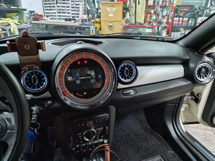 BMW 미니쿠퍼 R58 쿠페 브레이크등 오일교환과 함께 순정연동 풋등 송풍구 엠비언트 라이트 튜닝과 순정리모컨 수신거리연장등 차량을 갬성마력으로 무장시켜 드렸습니다.~~~^^ / 서울 도봉구