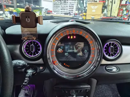 BMW 미니쿠퍼 R58 쿠페 브레이크등 오일교환과 함께 순정연동 풋등 송풍구 엠비언트 라이트 튜닝과 순정리모컨 수신거리연장등 차량을 갬성마력으로 무장시켜 드렸습니다.~~~^^ / 서울 도봉구