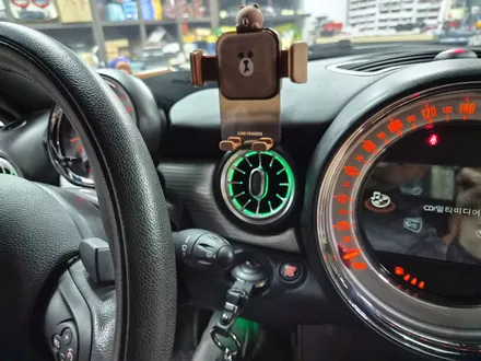 BMW 미니쿠퍼 R58 쿠페 브레이크등 오일교환과 함께 순정연동 풋등 송풍구 엠비언트 라이트 튜닝과 순정리모컨 수신거리연장등 차량을 갬성마력으로 무장시켜 드렸습니다.~~~^^ / 서울 도봉구