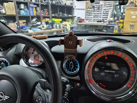 BMW 미니쿠퍼 R58 쿠페 브레이크등 오일교환과 함께 순정연동 풋등 송풍구 엠비언트 라이트 튜닝과 순정리모컨 수신거리연장등 차량을 갬성마력으로 무장시켜 드렸습니다.~~~^^ / 서울 도봉구