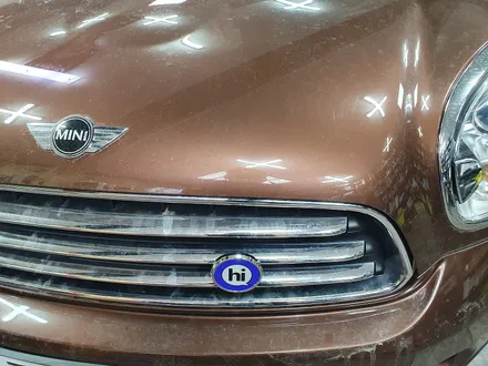 BMW 미니쿠퍼 R60 컨트리맨 순정 비부모니터 연동 후방카메라 장착과 전용 거치대 고뱃지 장착으로 차량에 편리함과 포인트를 주었습니다.~~~^^ / 서울 도봉구