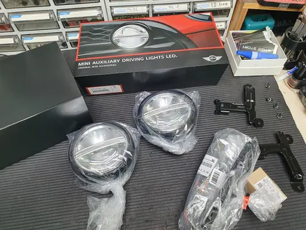 BMW 미니쿠퍼 F56 JCW 순정정품 LED 드라이빙램프 장착으로 간쥐민휘 만들어 드리고 R60 컨트리맨 후방전용 모니터 장착으로 안전하게 후진하실수 있습니다.~~~^^ / 서울 도봉구