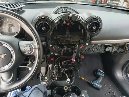 BMW 미니쿠퍼 R60 컨트리맨 엔진오일 교환과 함께 AUX 노이즈제거 아이폰 카플레이 장착으로 모든미디어 기능을 편리하게 이용하실수 있습니다.~~~^^ / 서울 도봉구