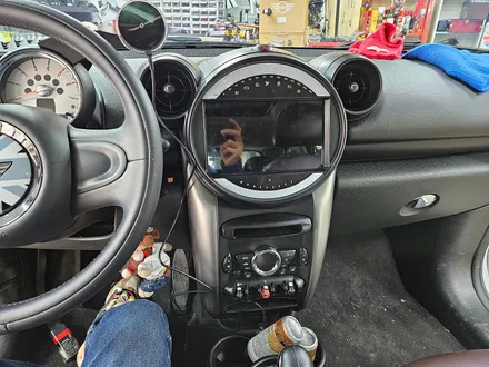 BMW 미니쿠퍼 R60 컨트리맨 가져오신 순정비부로 원상복귀해드리고 카플레이 추가로 편리함을 더해드렸으며 다른 컨트리맨에는 엔진오일을 교환하여 드렸습니다.~~~^^ / 서울 도봉구