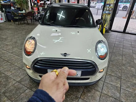 BMW 미니쿠퍼 3세대 F56 칙칙한 순정 황구 할로겐 라이트를 밝고 화사한 LED 벌브로 교환하여 차량에 스타일과 야간에 광명을 찾아드렸습니다.~~~^^ / 서울 도봉구