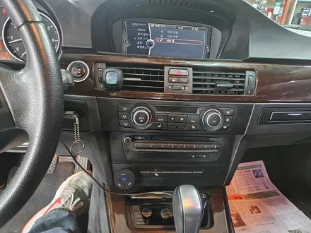 BMW 3시리즈 기존 불편했던 블루투스 모듈 장착으로 편리하게 음악과 통화를 하실수 있으며 RF 하이패스를 매립하여 고속도로 톨게이트를 편리하게 통과 하실수 있습니다.~~~^^ / 서울 도봉구