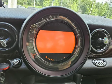BMW 미니쿠퍼 R55 클럽맨 기존 고장나버린 인터페이스 제거후 신품으로 교환하여 후진시 후방카메라 기능을 살려드렸습니다.~~~^^ / 서울 도봉구