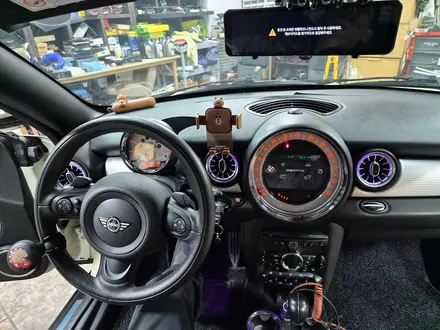 BMW 미니쿠퍼 R58 쿠페 브레이크등 오일교환과 함께 순정연동 풋등 송풍구 엠비언트 라이트 튜닝과 순정리모컨 수신거리연장등 차량을 갬성마력으로 무장시켜 드렸습니다.~~~^^ / 서울 도봉구