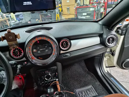 BMW 미니쿠퍼 R58 쿠페 브레이크등 오일교환과 함께 순정연동 풋등 송풍구 엠비언트 라이트 튜닝과 순정리모컨 수신거리연장등 차량을 갬성마력으로 무장시켜 드렸습니다.~~~^^ / 서울 도봉구