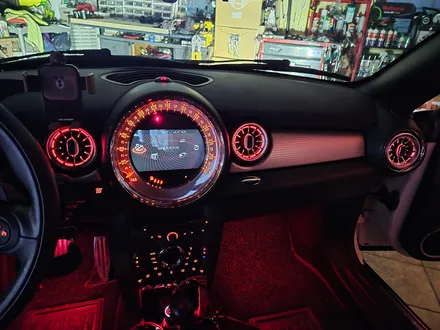 BMW 미니쿠퍼 R58 쿠페 브레이크등 오일교환과 함께 순정연동 풋등 송풍구 엠비언트 라이트 튜닝과 순정리모컨 수신거리연장등 차량을 갬성마력으로 무장시켜 드렸습니다.~~~^^ / 서울 도봉구