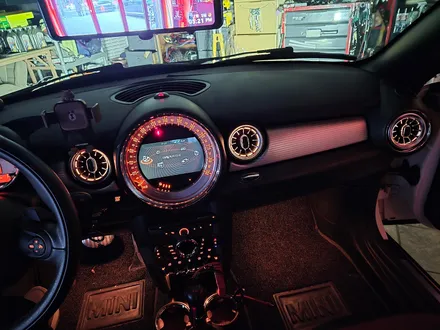 BMW 미니쿠퍼 R58 쿠페 브레이크등 오일교환과 함께 순정연동 풋등 송풍구 엠비언트 라이트 튜닝과 순정리모컨 수신거리연장등 차량을 갬성마력으로 무장시켜 드렸습니다.~~~^^ / 서울 도봉구