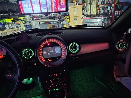 BMW 미니쿠퍼 R58 쿠페 브레이크등 오일교환과 함께 순정연동 풋등 송풍구 엠비언트 라이트 튜닝과 순정리모컨 수신거리연장등 차량을 갬성마력으로 무장시켜 드렸습니다.~~~^^ / 서울 도봉구