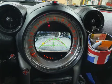 BMW 미니쿠퍼 R60 컨트리맨 순정 비부모니터 연동 후방카메라 장착과 전용 거치대 고뱃지 장착으로 차량에 편리함과 포인트를 주었습니다.~~~^^ / 서울 도봉구