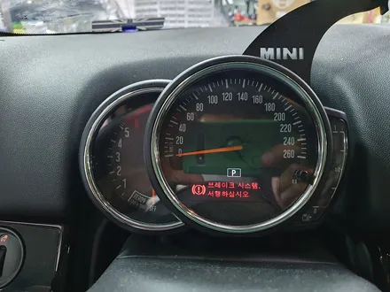 BMW 미니쿠퍼 F60 컨트리맨 수명이 다한 뒤 브래이크 패드를 신품으로 교환하여 컨디션을 회복시켜 드리고 고뱃지로 꾸며드렸습니다.~~~^^ / 서울 도봉구
