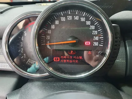 BMW 미니쿠퍼  3세대 F55 수명이 다한 소모품 브레이크 패드를 앞뒤 모두 신품으로 교환하여 차량에 컨디션을 회복시켜 드렸습니다.~~~^^ / 서울 도봉구