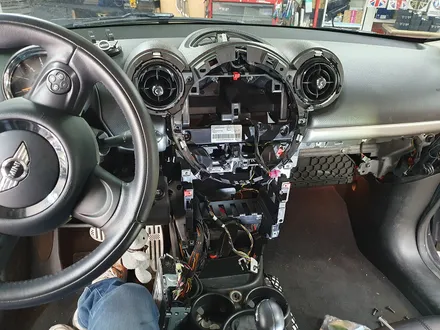 BMW 미니쿠퍼 R60 컨트리맨 순정모니터 적화현상을 모두 해결해드리고 고장난 순정 M BOX 탈거와 AUX노이즈제거 후방카메라 추가 장착으로 스트레스를 해방시켜 드렸습니다.~~~ / 서울 도봉구