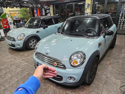 BMW 미니쿠퍼 2세대 R56 쌍둥이 미니쿠퍼에 편리한 아이폰 카플레이 안드로이드 오토를 동시에 진행하여 드렸습니다.~^^~~^^ / 서울 도봉구