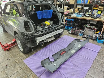 BMW  미니쿠퍼 F56 주차중 파손된 뒤 범퍼와 테일램프등 모두 신품으로 말끔히 수리하여 스트레스에서 해방시켜 드렸습니다.~~~^^ / 서울 도봉구