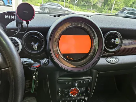 BMW 미니쿠퍼 R55 클럽맨 기존 고장나버린 인터페이스 제거후 신품으로 교환하여 후진시 후방카메라 기능을 살려드렸습니다.~~~^^ / 서울 도봉구
