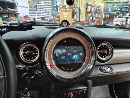 BMW 미니쿠퍼 R57 컨버터블 기존 고장난 내비를 제거하고 편리한 안드로이드 오토 장착으로 불편함을 해소하여 드렸습니다.~~~^^ / 서울 도봉구